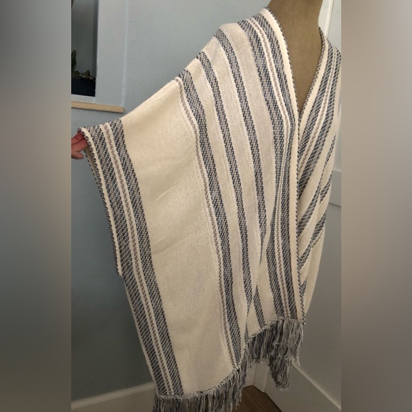 Lucky Brand Knit Ruana Cardigan M/L Cream Blue Striped Fringe Boho - Poncho - Picture 3 of 6